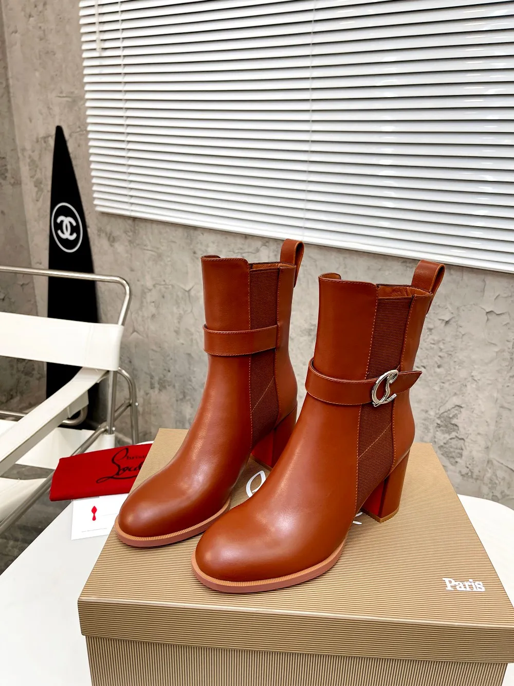 👟👟Ex-factory price 600👟👟 Christian Louboutin (CL) launches new thick-heeled thick-soled boots in 2022, made of shiny calf leather. Eye-catching embellishments on the side, elastic gold-plated Christian Louboutin (CL) logo design, tube height 6 inches (15cm) ✅Fabric: grained cowhide ✅Lining: sheepskin ✅Outsole/heel height: rubber Genuine leather heel height 7cm ✅Color: black reddish brown ✅Number: 34-41 (customized for 34,41) ✅Packaging: original board packaging
